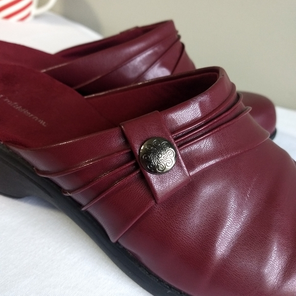 Croft & Barrow Maroon Pewter Clogs - Picture 6 of 7